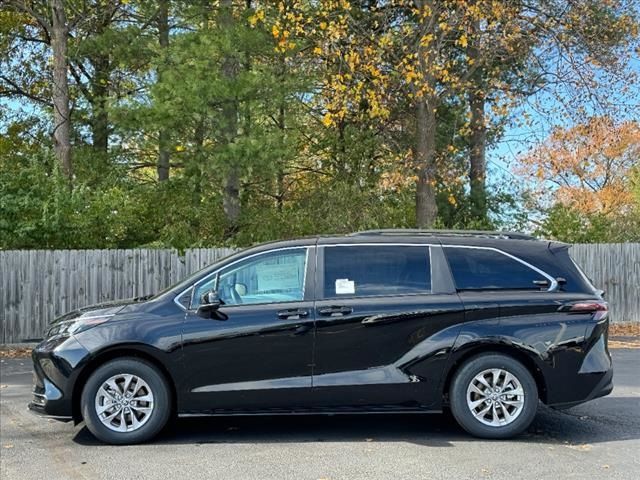 2025 Toyota Sienna LE