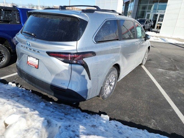 2025 Toyota Sienna LE