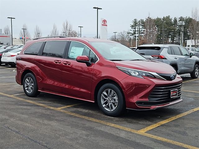 2025 Toyota Sienna LE