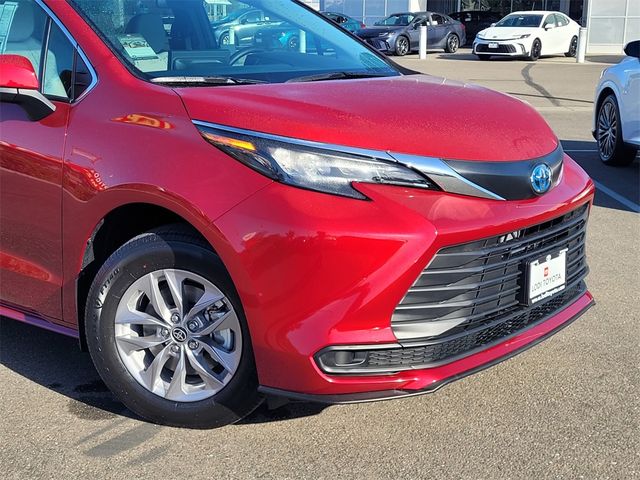 2025 Toyota Sienna LE