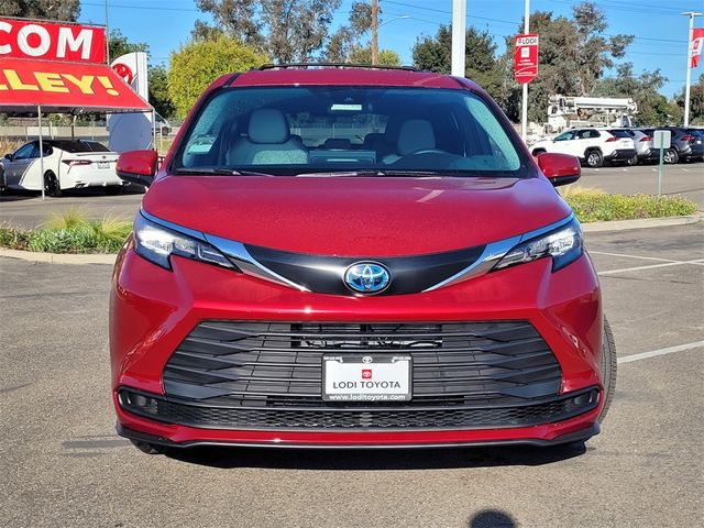 2025 Toyota Sienna LE