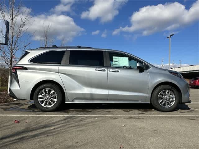 2025 Toyota Sienna LE