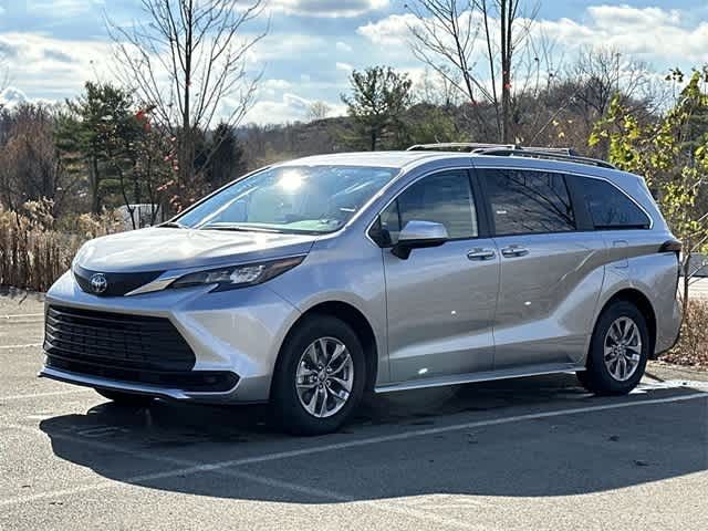 2025 Toyota Sienna LE