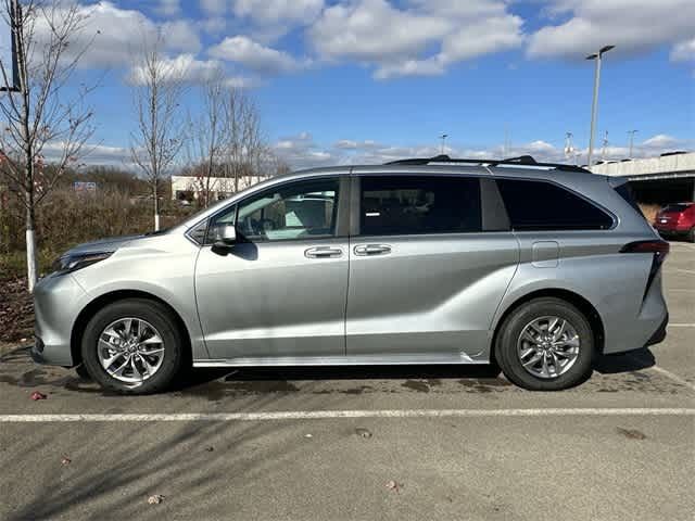 2025 Toyota Sienna LE