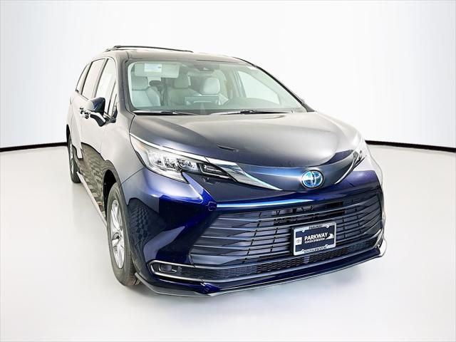 2025 Toyota Sienna LE