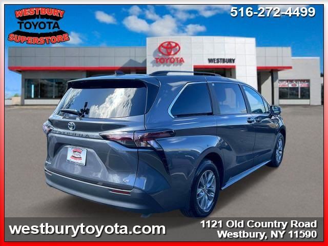 2025 Toyota Sienna LE