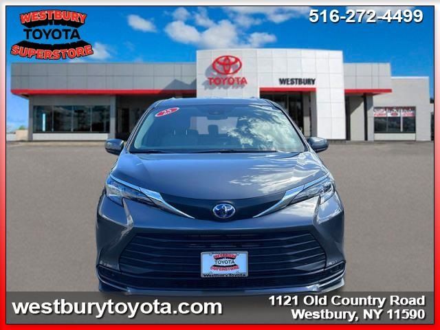 2025 Toyota Sienna LE