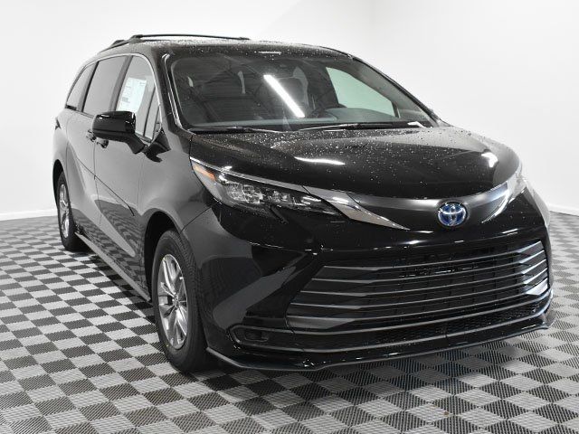 2025 Toyota Sienna LE