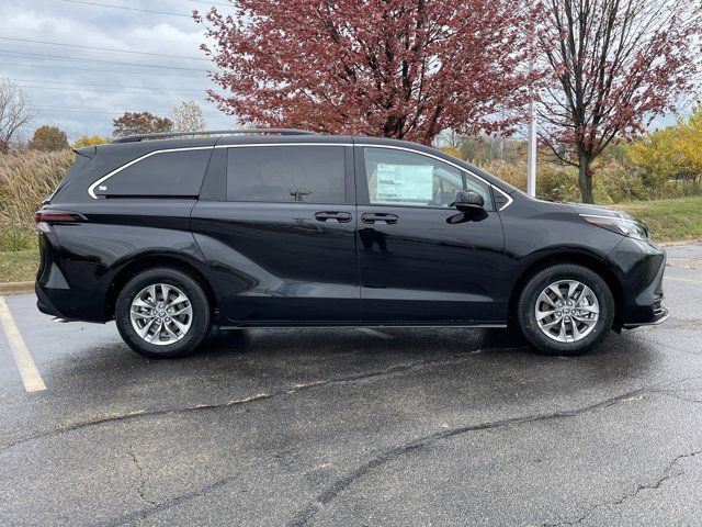 2025 Toyota Sienna LE