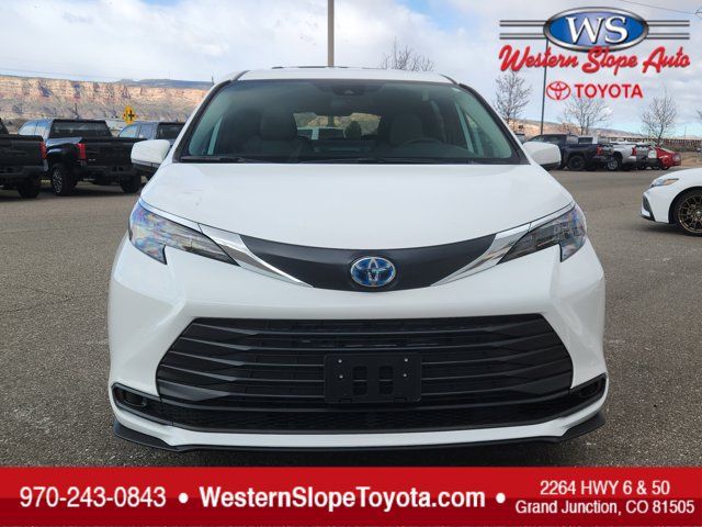 2025 Toyota Sienna LE