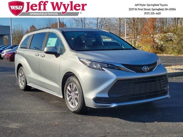 2025 Toyota Sienna LE