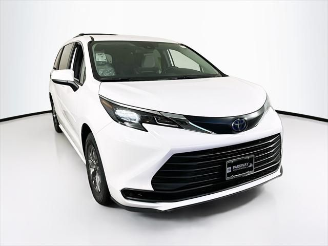 2025 Toyota Sienna LE