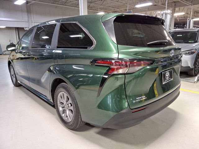 2025 Toyota Sienna LE