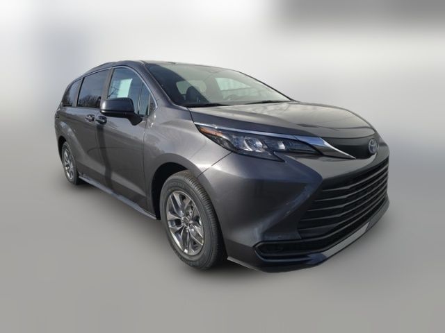 2025 Toyota Sienna LE