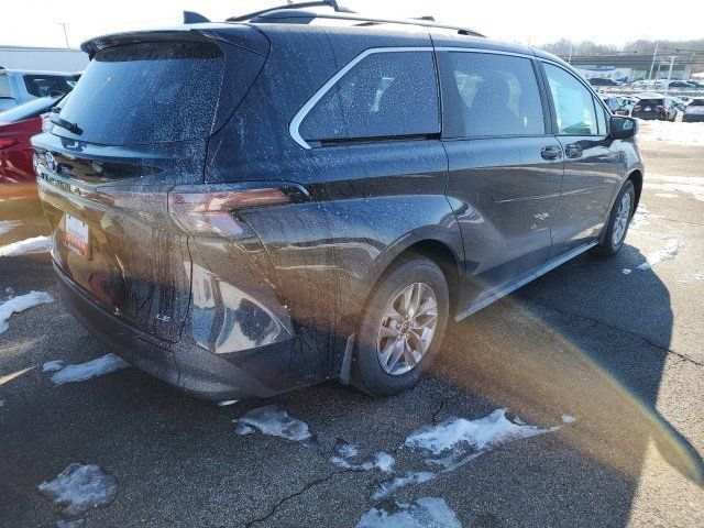 2025 Toyota Sienna LE