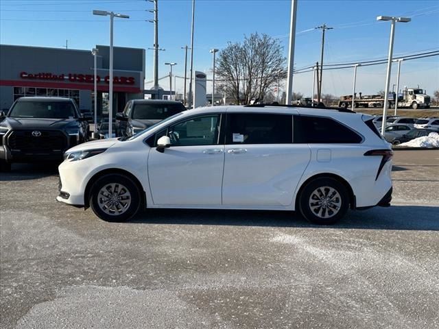 2025 Toyota Sienna LE