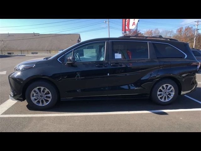 2025 Toyota Sienna LE