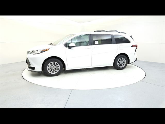 2025 Toyota Sienna LE