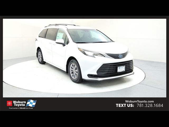 2025 Toyota Sienna LE