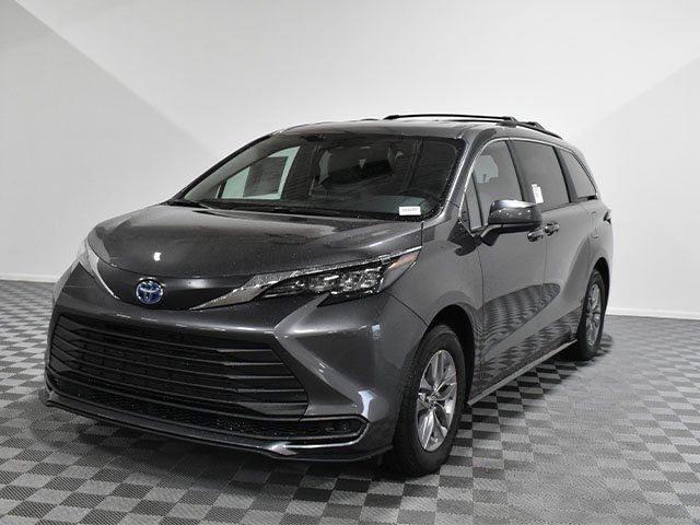 2025 Toyota Sienna LE