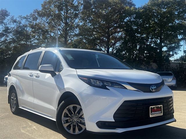 2025 Toyota Sienna LE