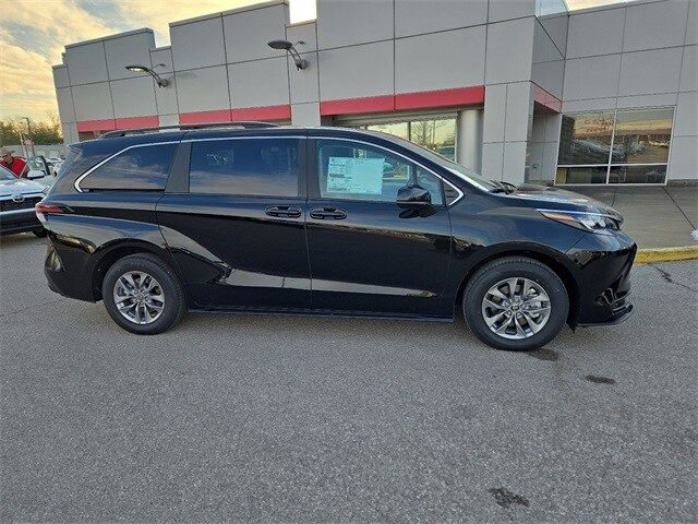 2025 Toyota Sienna LE