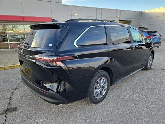 2025 Toyota Sienna LE