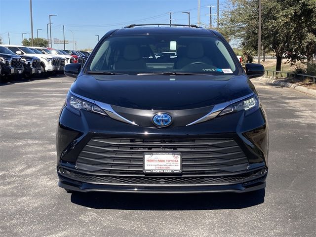 2025 Toyota Sienna LE