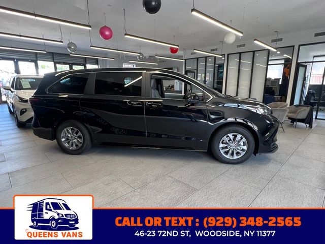 2025 Toyota Sienna LE