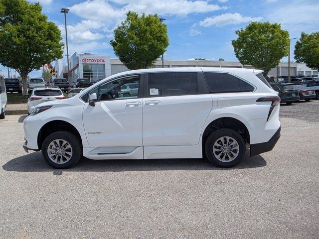 2025 Toyota Sienna LE