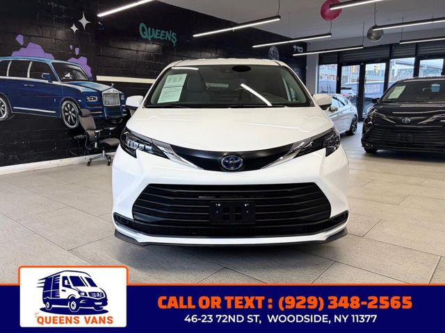 2025 Toyota Sienna LE