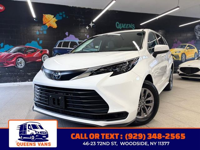 2025 Toyota Sienna LE
