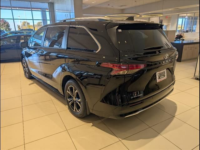 2025 Toyota Sienna Platinum