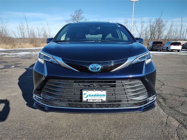 2025 Toyota Sienna Platinum