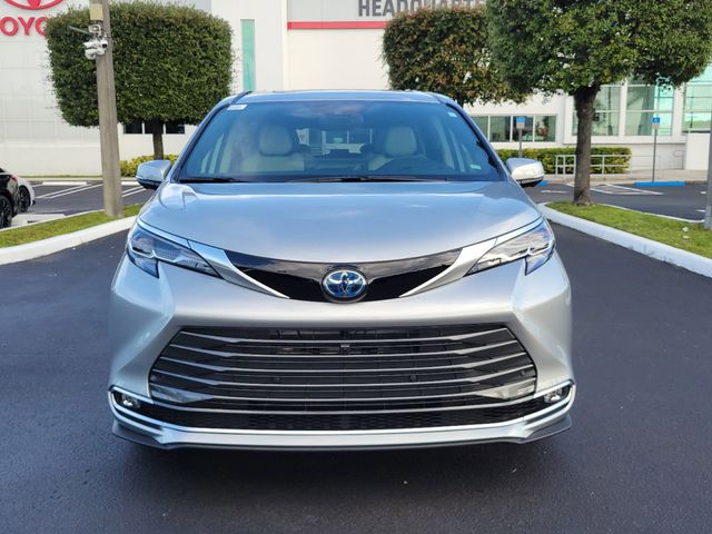 2025 Toyota Sienna Platinum