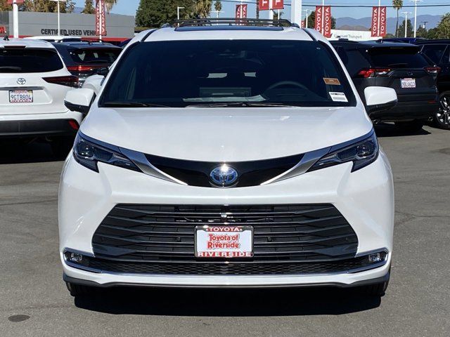 2025 Toyota Sienna Platinum