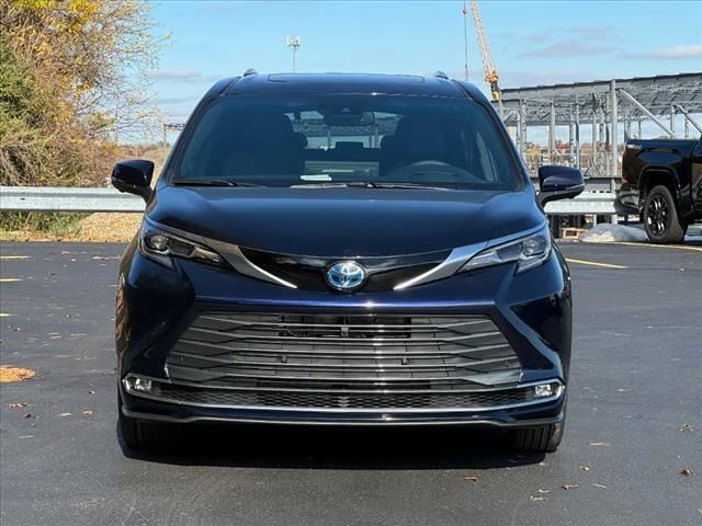 2025 Toyota Sienna Platinum