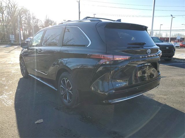 2025 Toyota Sienna Platinum