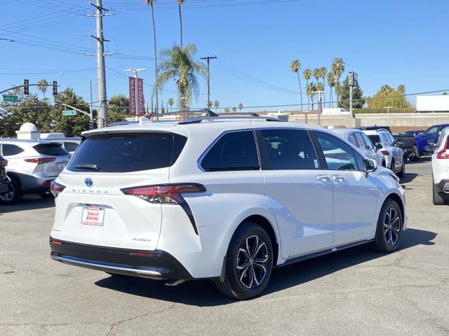 2025 Toyota Sienna Platinum