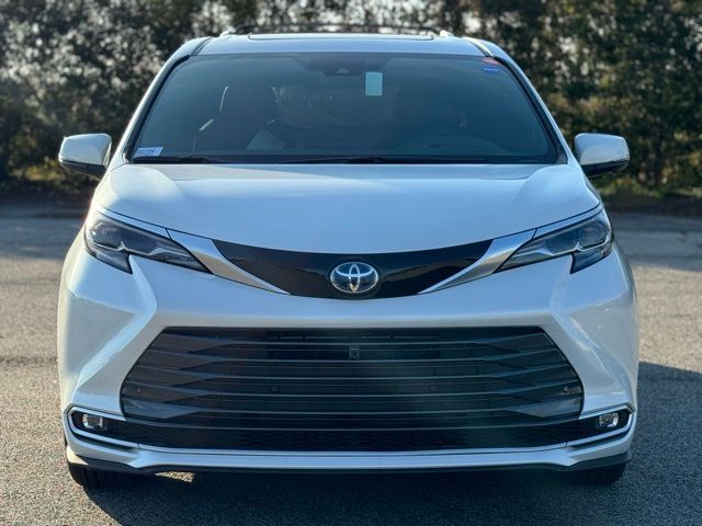 2025 Toyota Sienna Platinum