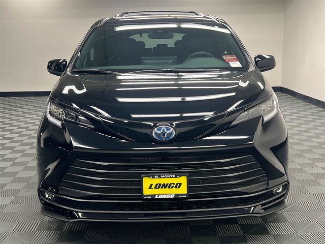 2025 Toyota Sienna Woodland Edition
