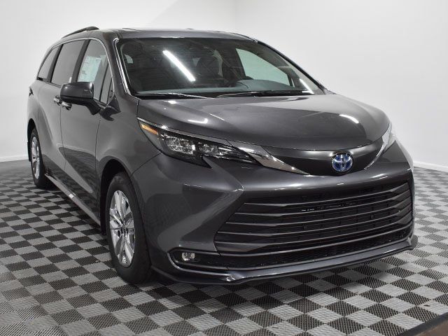 2025 Toyota Sienna XLE