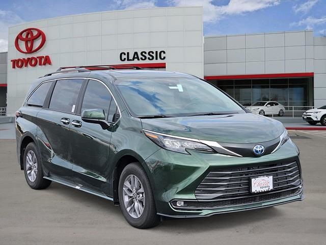 2025 Toyota Sienna XLE