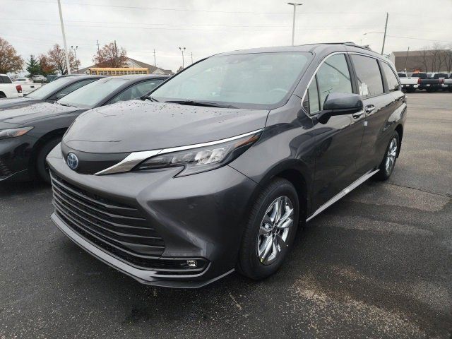 2025 Toyota Sienna XLE