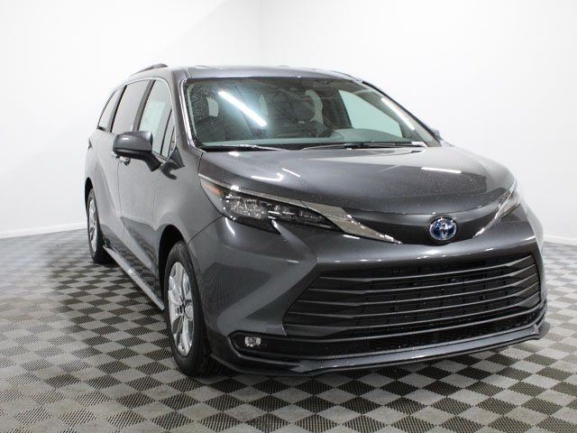 2025 Toyota Sienna XLE