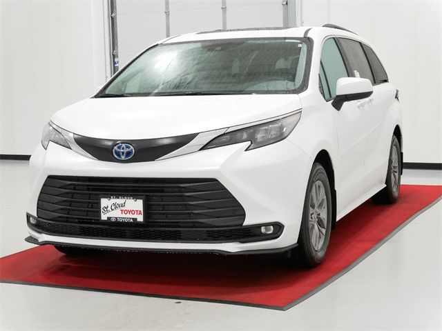 2025 Toyota Sienna XLE