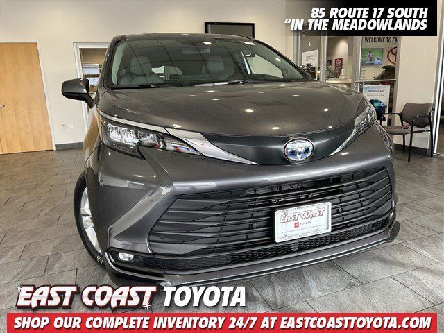 2025 Toyota Sienna XLE