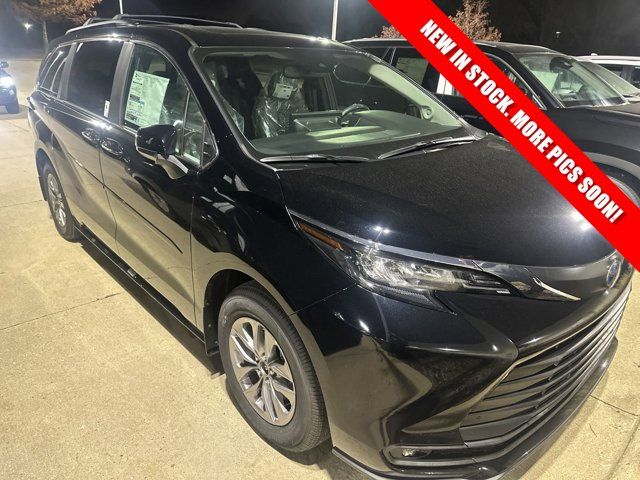 2025 Toyota Sienna XLE