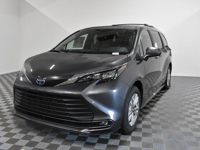 2025 Toyota Sienna XLE