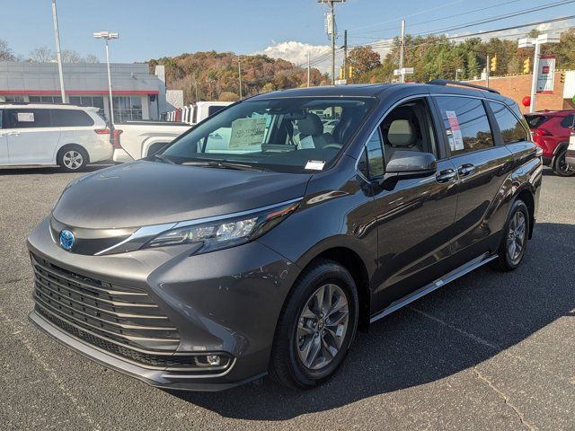 2025 Toyota Sienna XLE